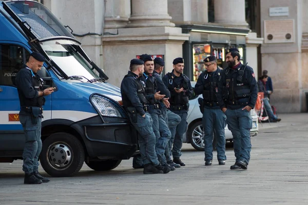 MILÁN, ITALIA - 9 DE OCTUBRE DE 2017: grupo de policías comienza el día, patrulla —  Fotos de Stock
