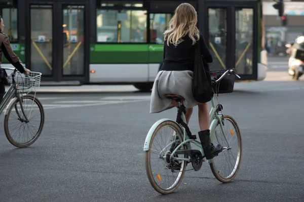 Milan, İtalya - 9 Ekim 2017: binmek, kentsel çevre dostu ulaşım genç kadın