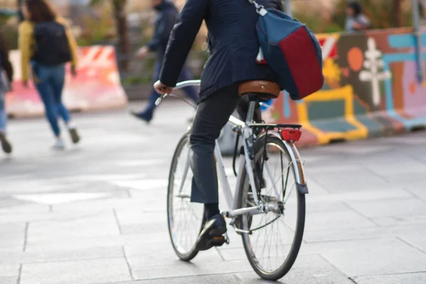 Um homem de bicicleta, transporte urbano ecológico — Fotografia de Stock