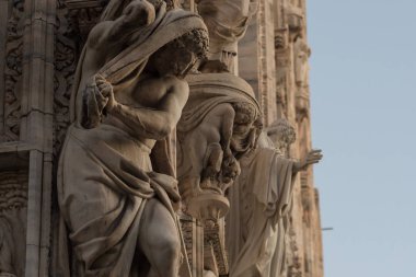 Duomo Milan cephesinde heykeller