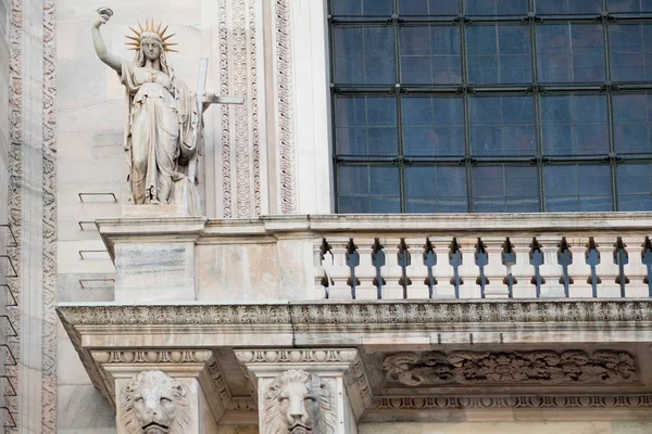 Sculptures on the facade of Duomo in Milan — Stock Photo, Image