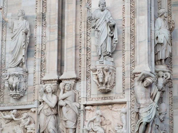 Sculptures on the facade of Duomo in Milan — Stock Photo, Image