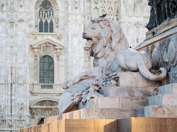 Leo. die Skulptur im Zentrum der Piazza Duomo in Mailand — Stockfoto