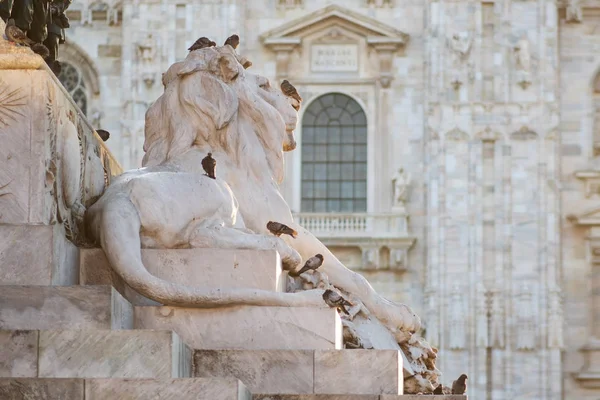 O Leo. A escultura no centro da Piazza Duomo em Milão — Fotografia de Stock