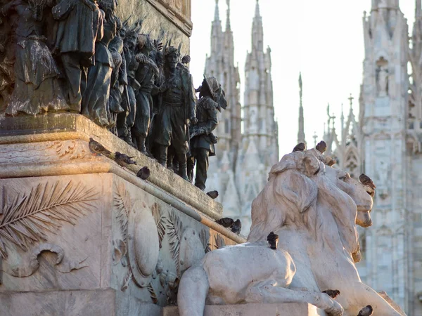 Leo. Socha v centru Piazza Duomo v Miláně — Stock fotografie
