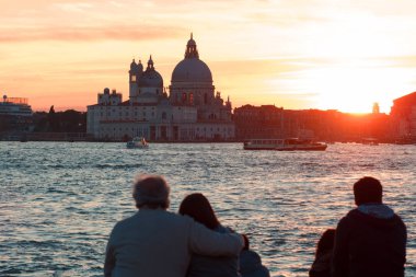 Mimari ve simgesel bir Venedik. Panorama günbatımı