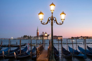 Saint Mark arka plan üzerinde San Giorgio di Maggiore Kilisesi ile kare tarafından demirlemiş gondol