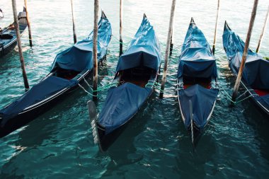 Sadece gondol su arka plan üzerinde