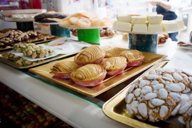 Tatlılar ile alışveriş, pencereden görüntüleme