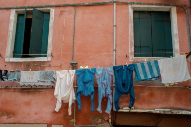 Pencerenin dışındaki clothesline üzerinde kurutma keten