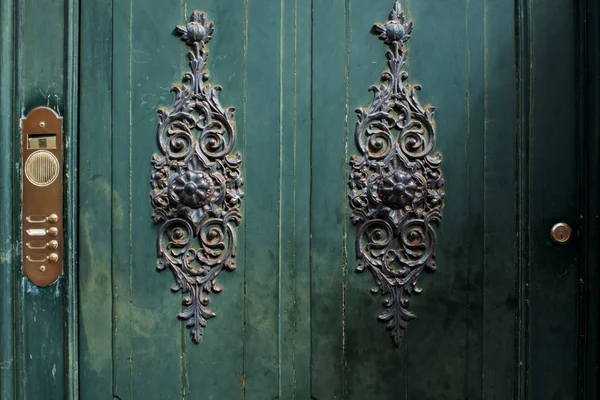A beautiful wooden door, close-up — Stock Photo, Image