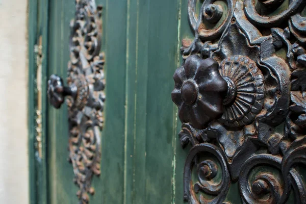 Eine schöne Holztür, Nahaufnahme — Stockfoto