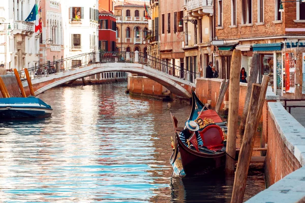 Gondolier flotte sur le canal étroit à Venise, Italie — Photo