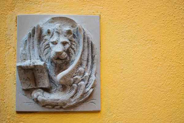 Venezianischer Löwe auf Basrelief auf den Straßen — Stockfoto