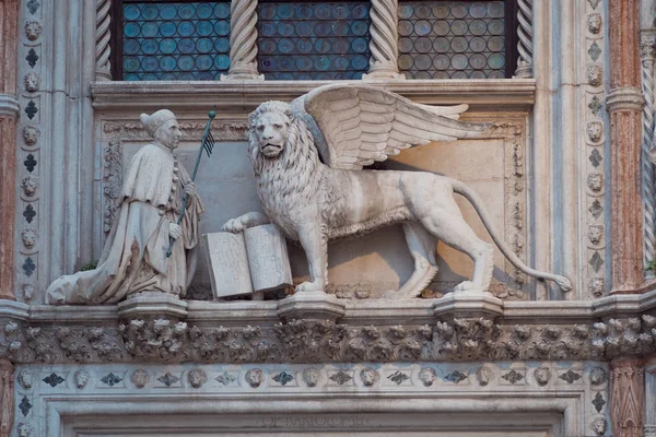 Velencei oroszlán a féldombormű, az utcán — Stock Fotó