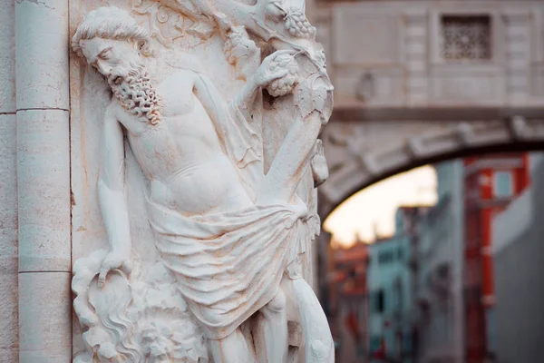 Γέφυρα των Στεναγμών, γλυπτική κινηματογράφηση σε πρώτο πλάνο. Βενετία, Ιταλία, θραύσματα της αρχιτεκτονικής στην πόλη — Φωτογραφία Αρχείου