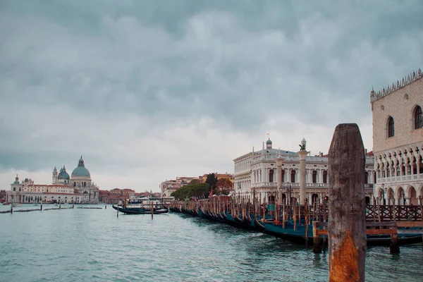 Benátky, Itálie. Gondoly na molu výhled na náměstí Piazza San Marco a sloupců — Stock fotografie