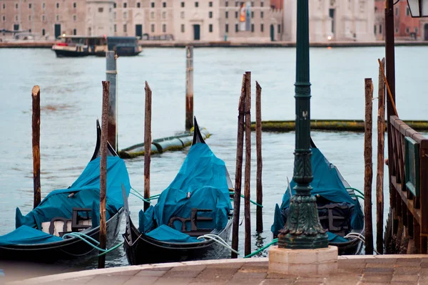 Venedig, Italien. Gondeln und schöner Laternenpfahl im Vordergrund. — Stockfoto