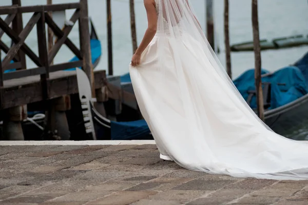 Hermosa boda en Venecia, novia vista trasera — Foto de Stock