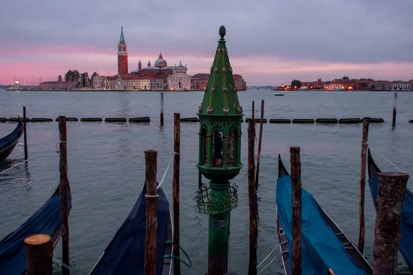 Gondoles amarrées par la place Saint-Marc avec l'église San Giorgio di Maggiore en arrière-plan — Photo