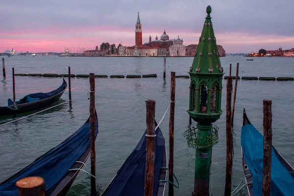 Gondoly zakotvené svatého Marka náměstí s kostelem San Giorgio di Maggiore na pozadí — Stock fotografie