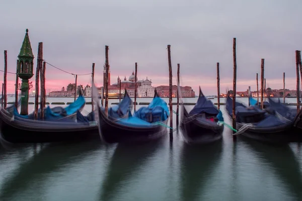 Gondoly zakotvené svatého Marka náměstí s kostelem San Giorgio di Maggiore na pozadí — Stock fotografie