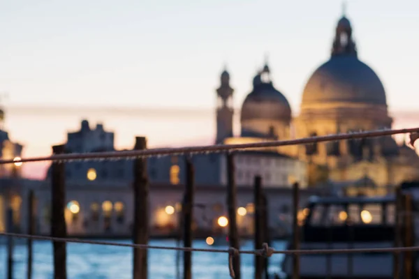 Gondeln, die am Markusplatz mit der Kathedrale Santa Maria della Salute im Hintergrund festmachen. Unscharfes Bild — Stockfoto