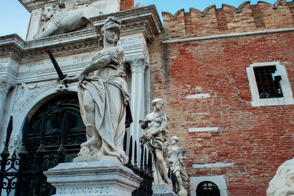 Венецианский арсенал, старая верфь, каменный лев — стоковое фото
