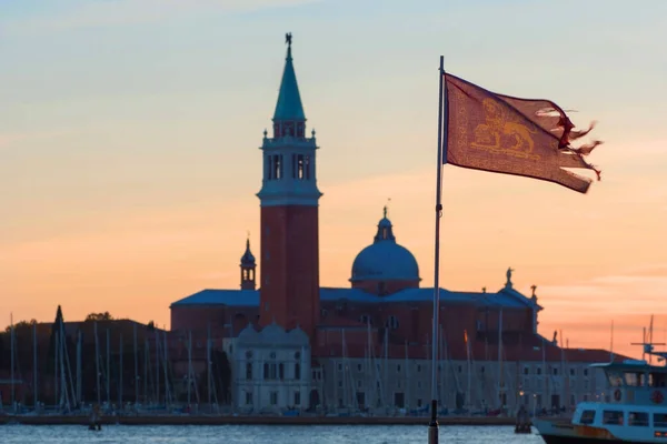 San Giorgio di Maggiore Kirche Flagge von Venedig im Vordergrund — Stockfoto