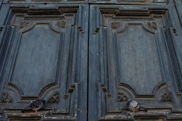 A beautiful wooden door, close-up — Stock Photo, Image