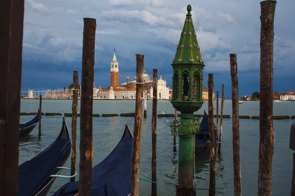 Gondoly zakotvené svatého Marka náměstí s kostelem San Giorgio di Maggiore na pozadí — Stock fotografie