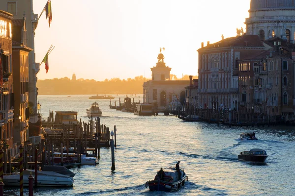 Západ slunce Accademias mostu. Benátky, Itálie. Panorama z Grand Canal — Stock fotografie