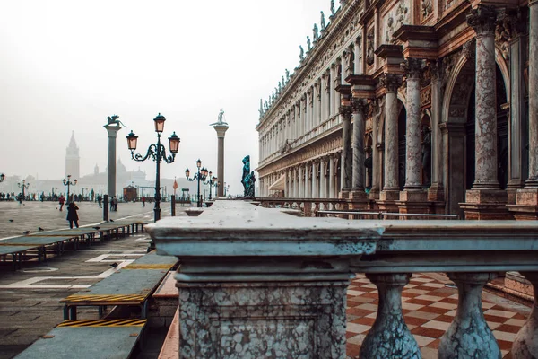 Veneza, vista da Piazza San Marco, um monte de turistas, nevoeiro — Fotografia de Stock