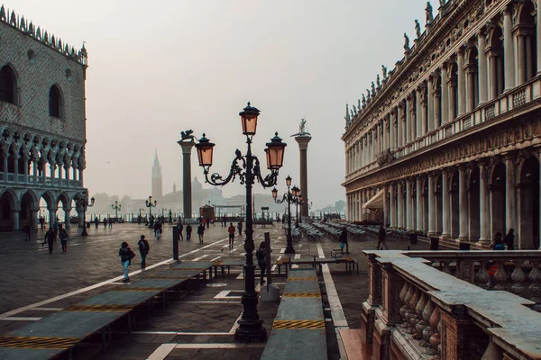 Venice, view of Piazza San Marco, a lot of tourists, fog — Stock Photo, Image