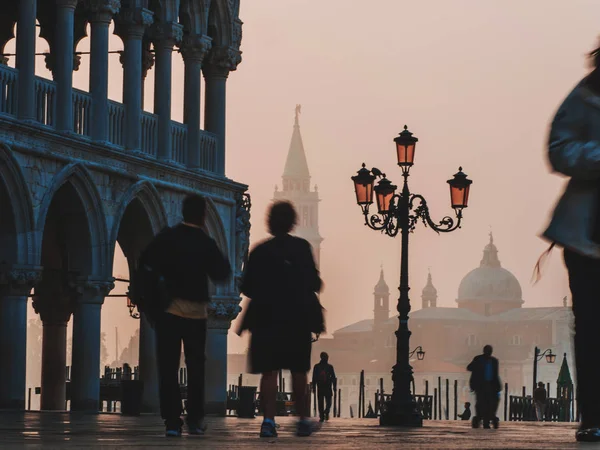 Wenecja, widok na Piazza San Marco, wielu turystów, mgła — Zdjęcie stockowe