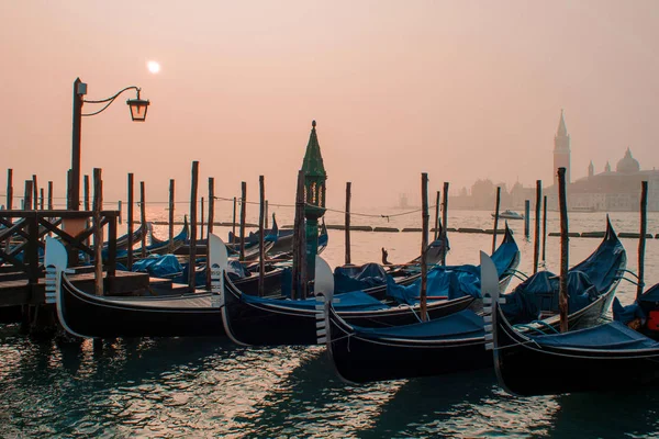 Gondoler förtöjd av Markusplatsen fyrkantig med San Giorgio di Maggiore kyrkan på bakgrund — Stockfoto