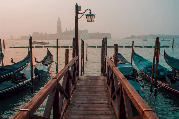 Gondoly zakotvené svatého Marka náměstí s kostelem San Giorgio di Maggiore na pozadí — Stock fotografie