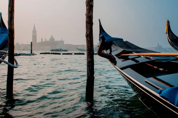 Gondoles amarrées à la place Saint-Marc avec l'église San Giorgio di Maggiore, grande télécabine au premier plan — Photo