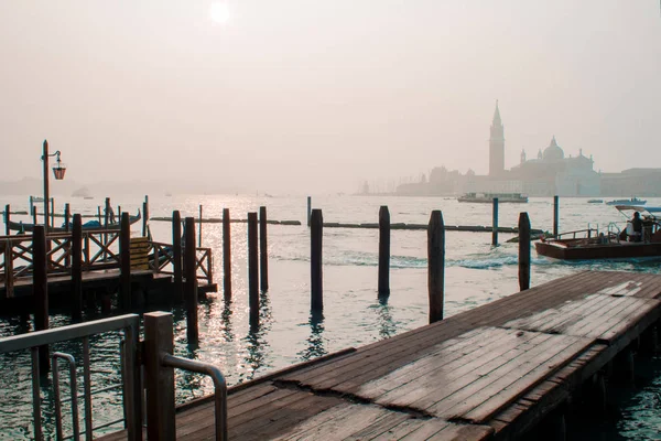 Gondoly zakotvené svatého Marka náměstí s kostelem San Giorgio di Maggiore na pozadí — Stock fotografie