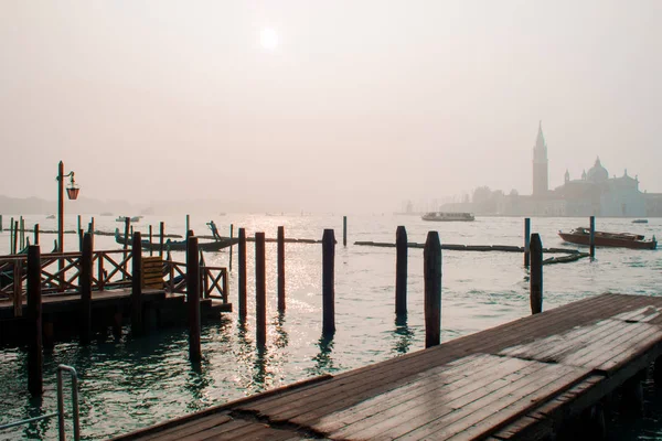 Gondoly zakotvené svatého Marka náměstí s kostelem San Giorgio di Maggiore na pozadí — Stock fotografie