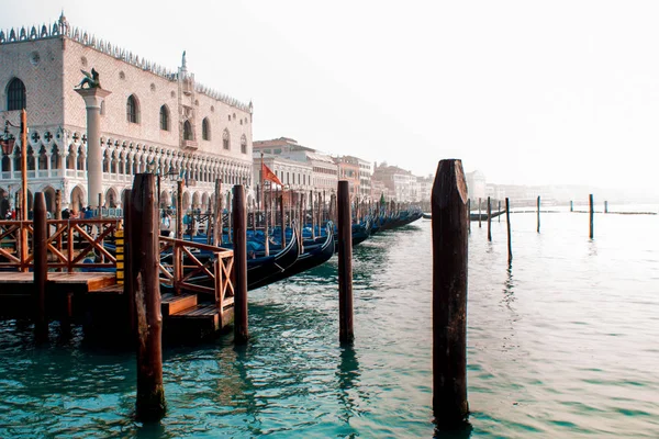 Venedig, Italien. Gondoler på piren utsikt över Piazza San Marco och kolumner — Stockfoto