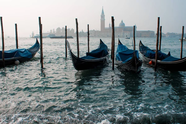 Gondels afgemeerd door Saint Mark plein met San Giorgio di Maggiore kerk op achtergrond — Stockfoto