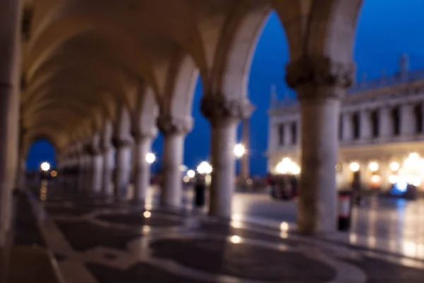 Piazza San Marco, la galería arqueada del Palacio, imagen abstracta borrosa —  Fotos de Stock