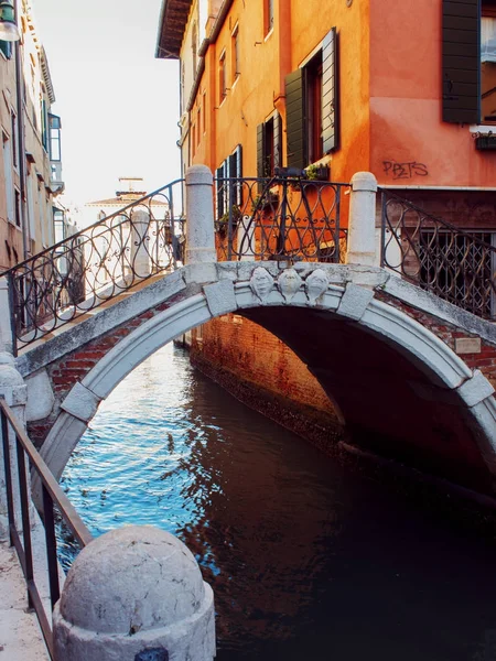 Canal estrecho y pequeño puente en Venecia, Italia —  Fotos de Stock