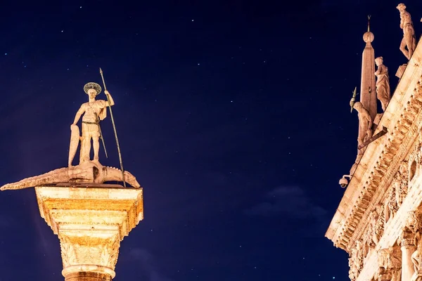 Columna de San Teodoro, bajo las estrellas —  Fotos de Stock
