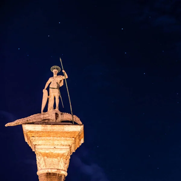 Oszlop St. Theodore, a csillagok alatt — Stock Fotó