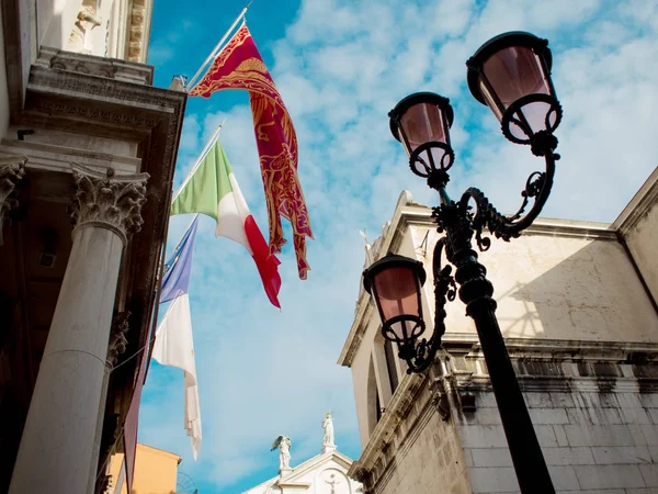 Veneza, bandeiras do poste da lâmpada . — Fotografia de Stock