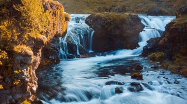 İzlanda, dağ nehir rapids ve şelaleler, güzel sahne