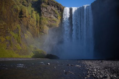 Skogafoss şelale. Güney İzlanda'daki büyük ünlü şelale