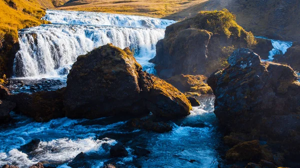 Islandia, río de montaña, hermosos paisajes —  Fotos de Stock